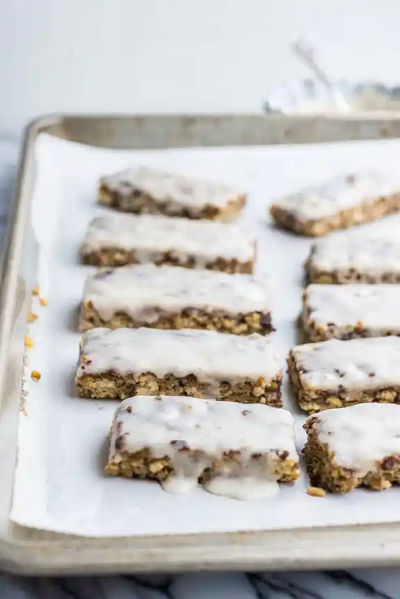 Chewy blueberry and vanilla granola bars topped with Greek yogurt.